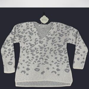 Knox Rose Gray V-Neck Leopard Sweater
